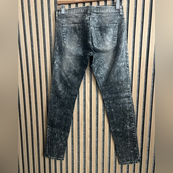 Current Elliott- Ankle Skinny in Snakeskin with metallic finish- 26 - Picture 9 of 9